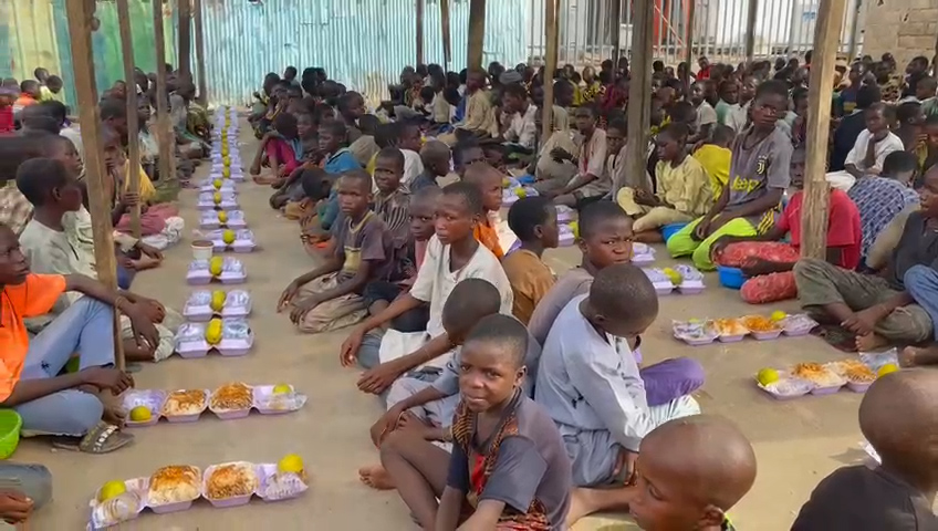 29 Mayısta Afrika'daki Yetimlere Yemek İkramında bulunduk.